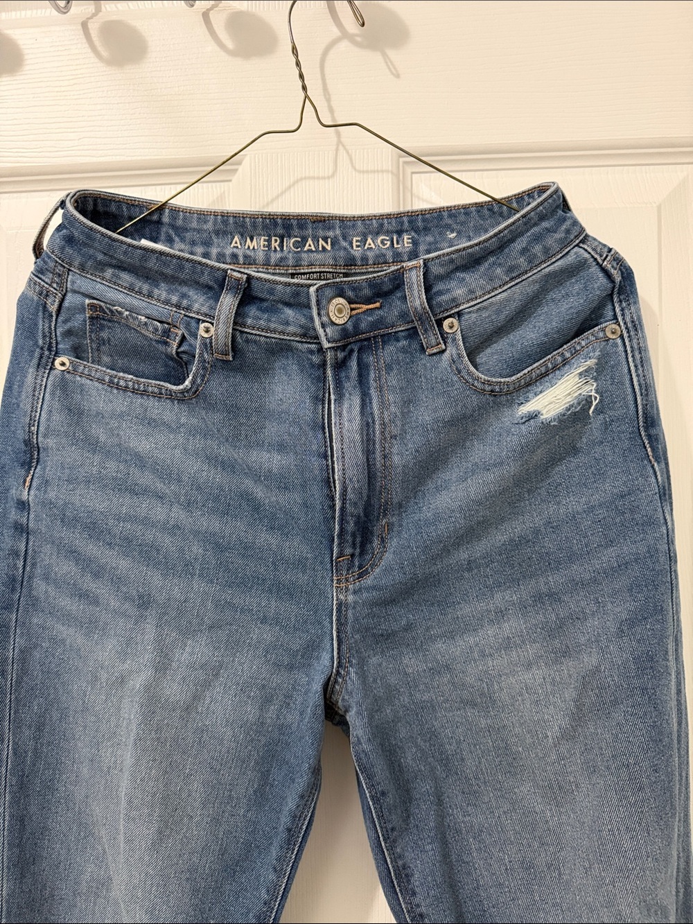 American Eagle Outfitters Distressed Ripped Knee Mom Jeans Medium Wash 2S - Picture 6 of 7